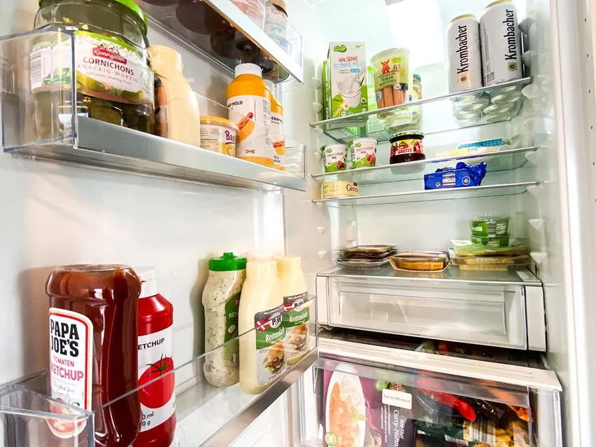 Gefüllter Kühlschrank für das Team
